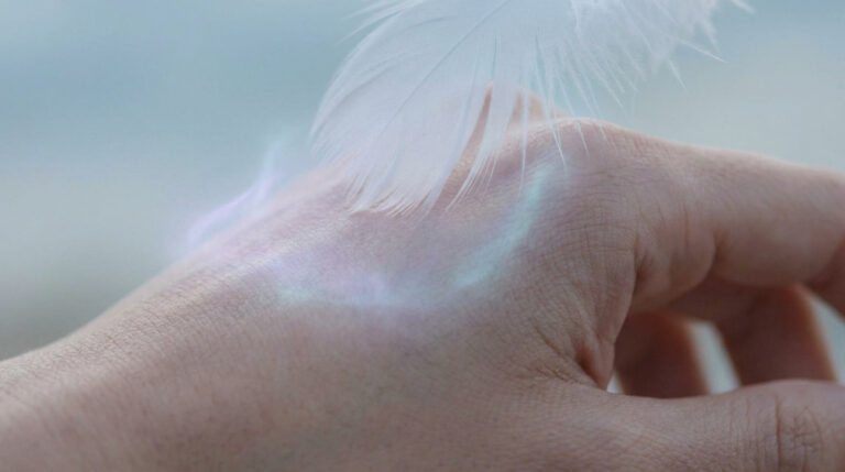 Une plume blanche effleurant une main, avec des halos lumineux bleus et violets autour du contact. Représente l'allodynie.